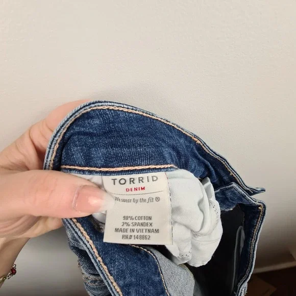 Torrid Jean Shorts Womens 14 Blue Denim Button Fly Frayed Raw Hem Stretch - Picture 8 of 9
